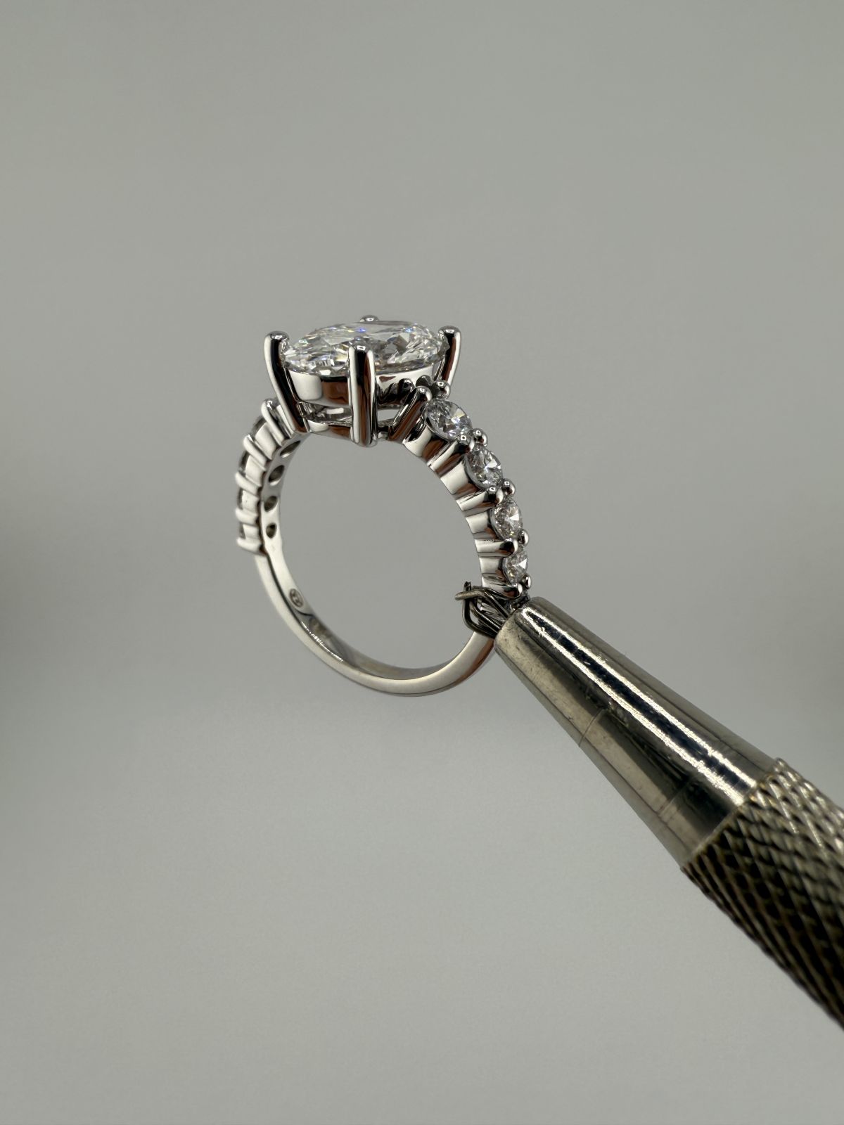 Pierścionek Grand Oval Pave