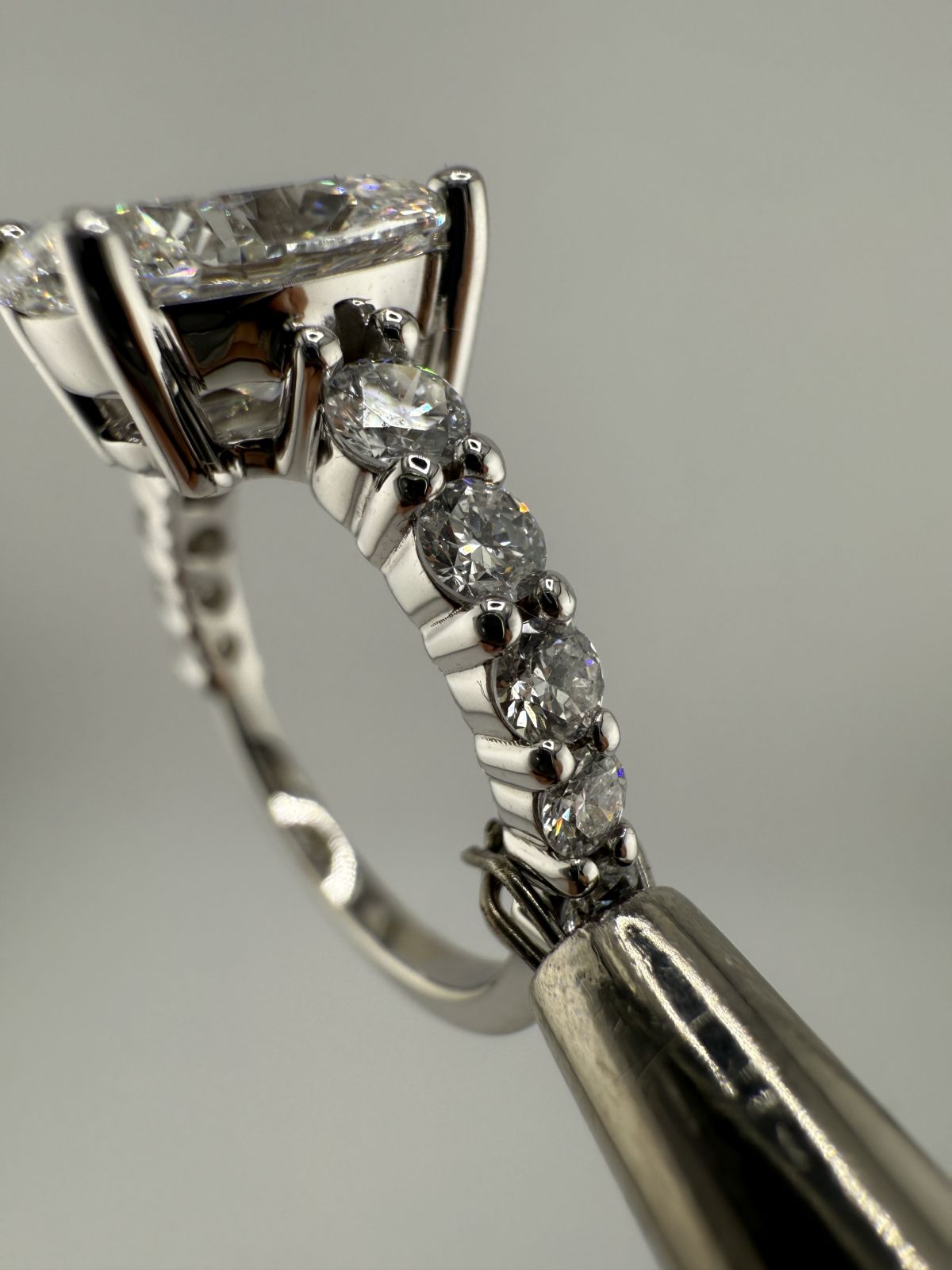 Pierścionek Grand Oval Pave