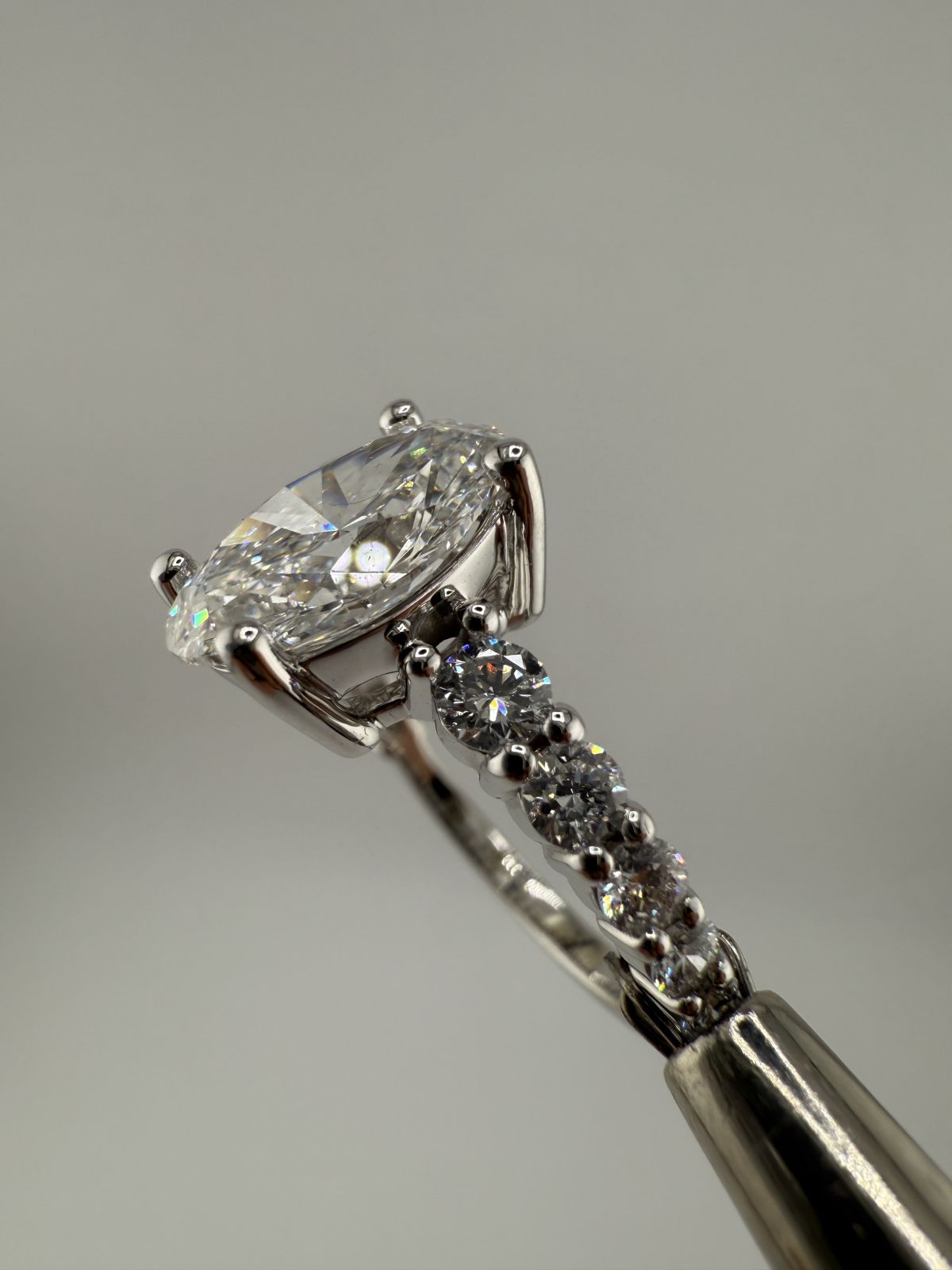 Pierścionek Grand Oval Pave