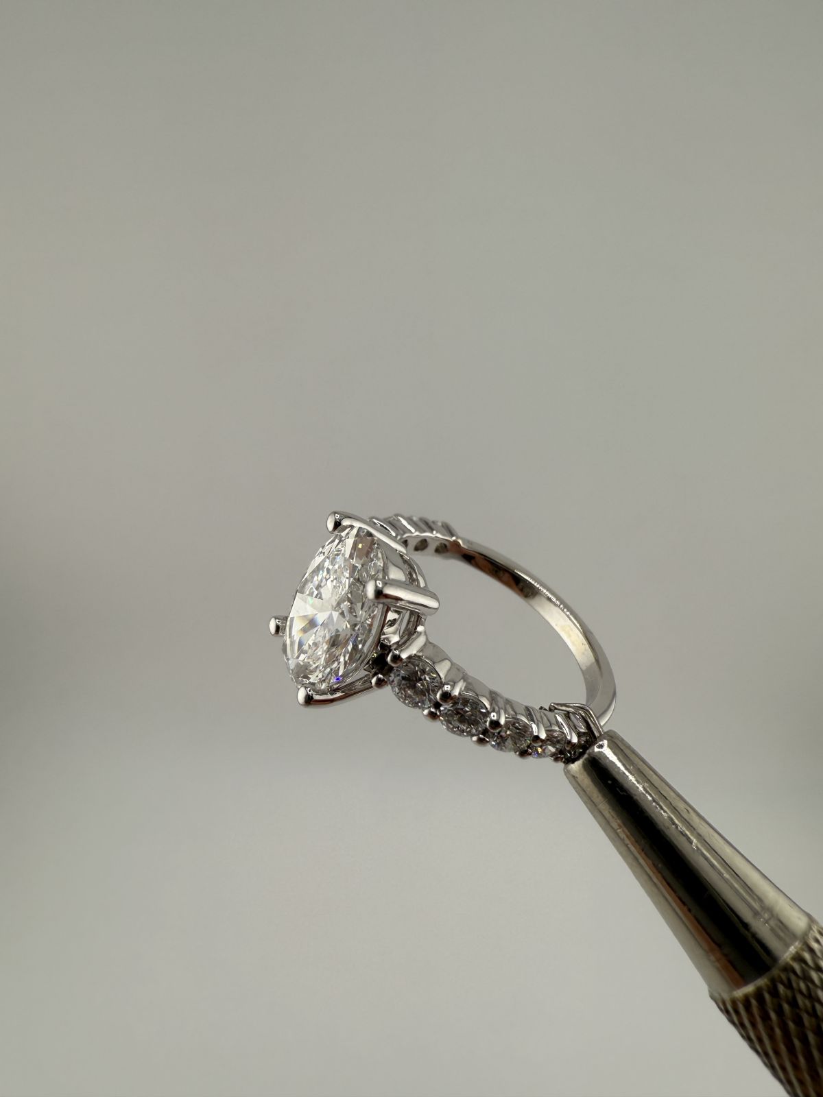 Pierścionek Grand Oval Pave