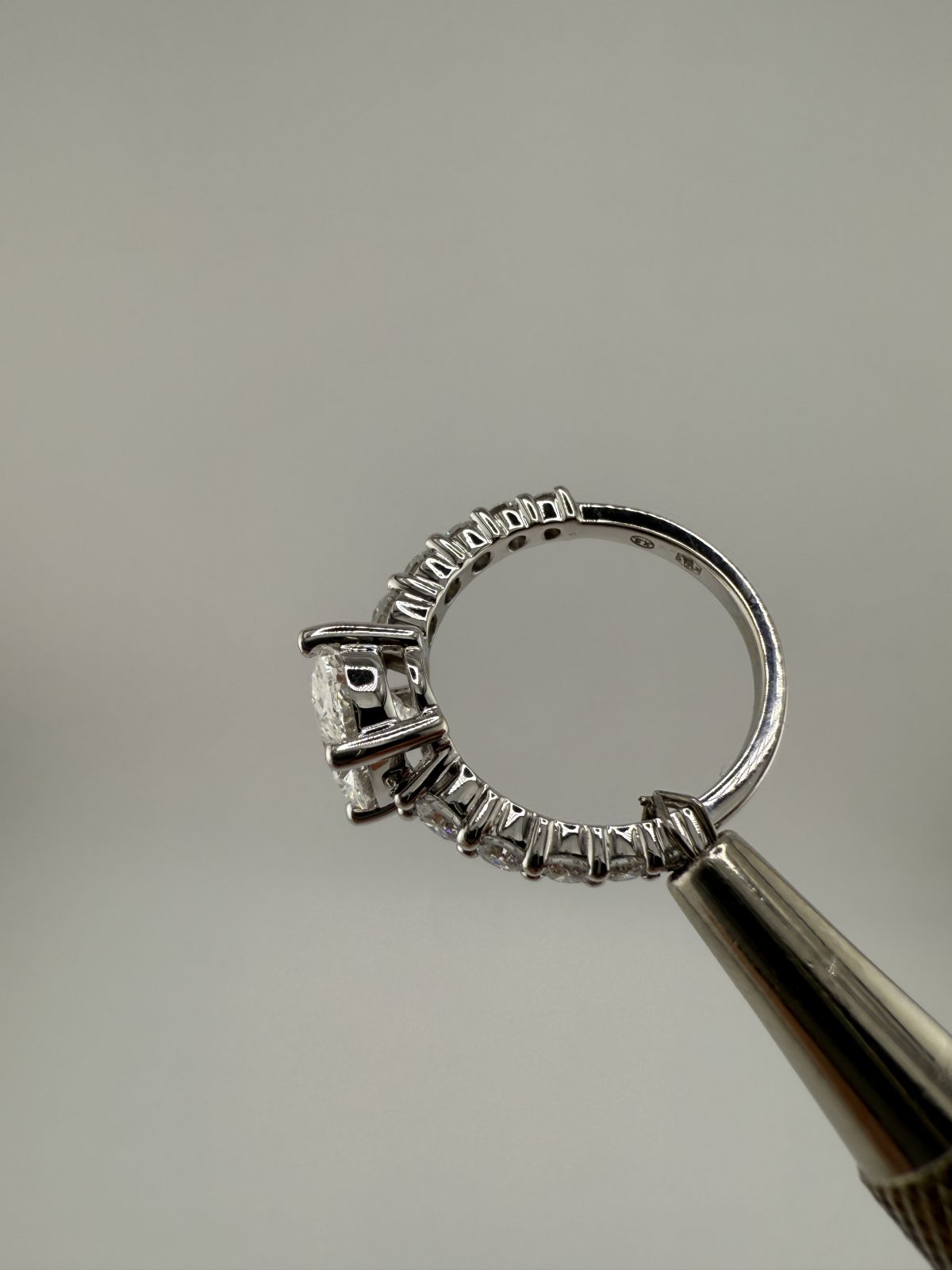 Pierścionek Grand Oval Pave