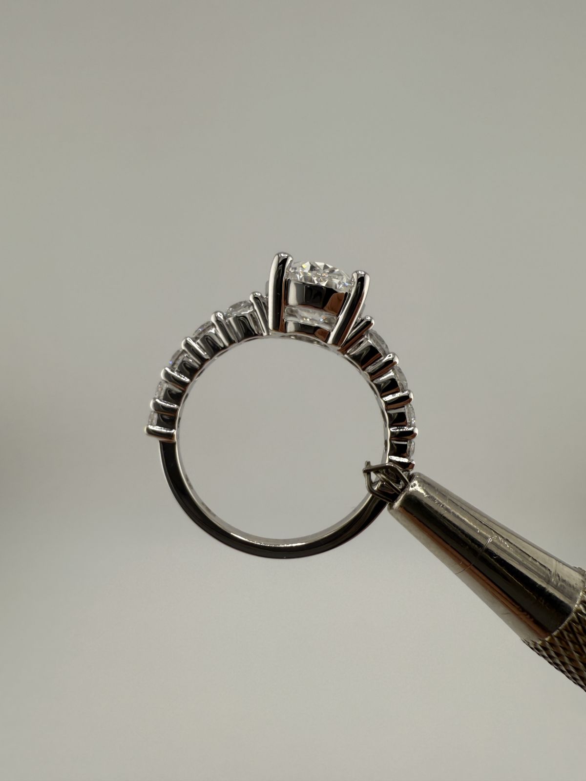 Pierścionek Grand Oval Pave