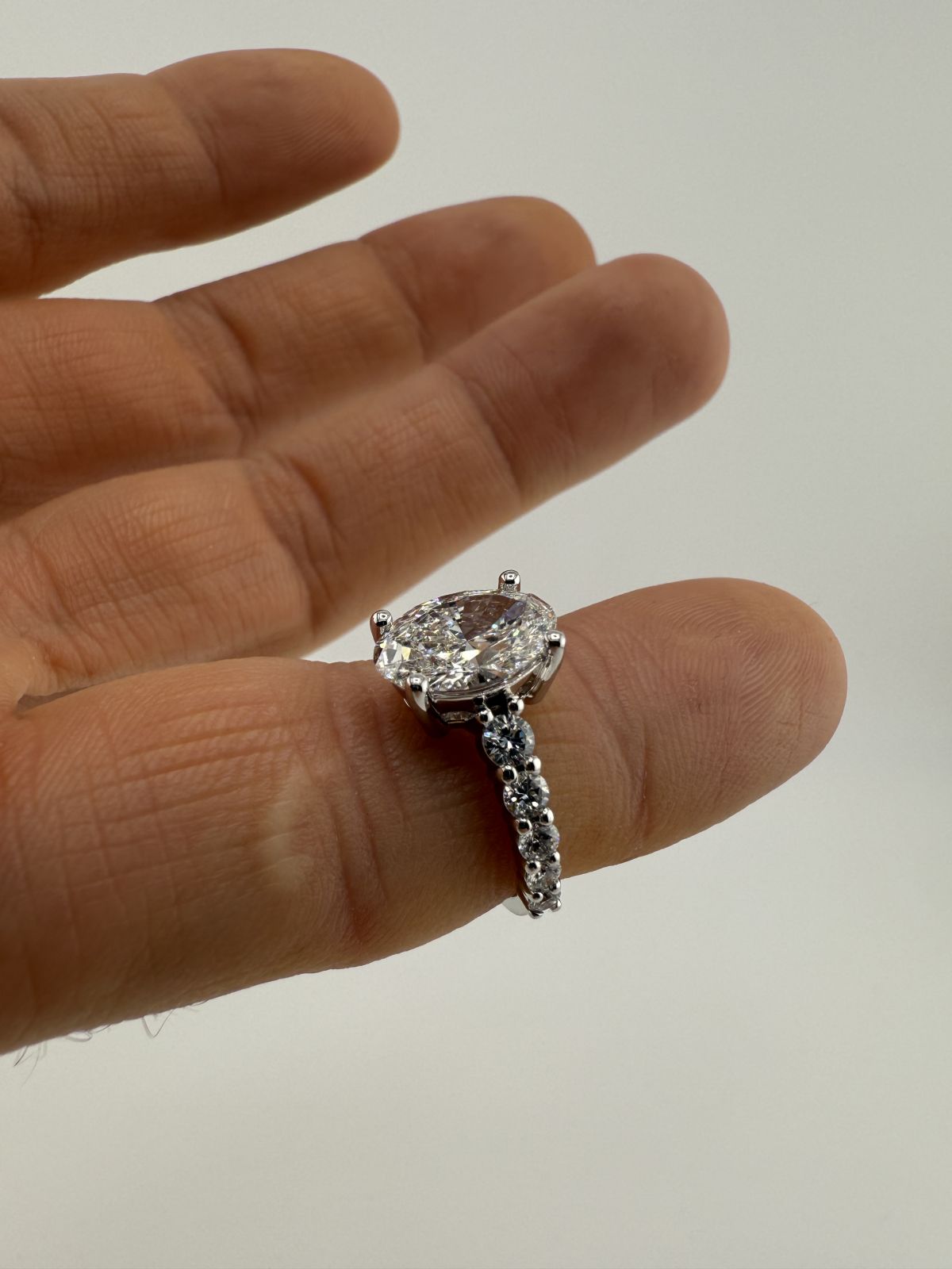 Pierścionek Grand Oval Pave