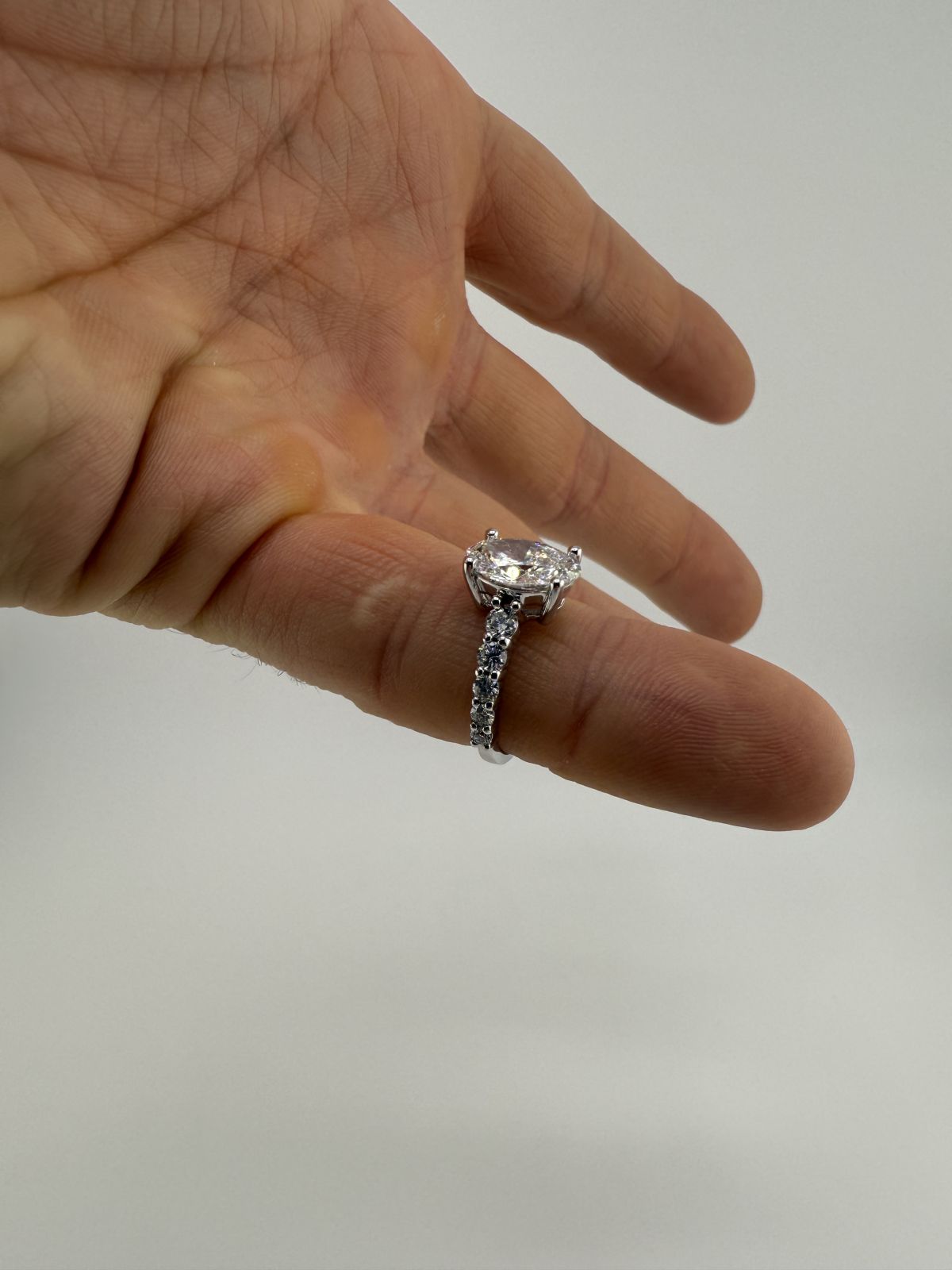 Pierścionek Grand Oval Pave
